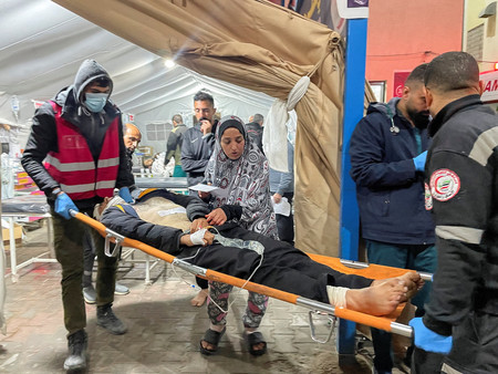 １２日、イスラエル軍によるパレスチナ自治区ガザ南部ラファへの攻撃で負傷し、病院に運ばれる男性（ロイター時事）