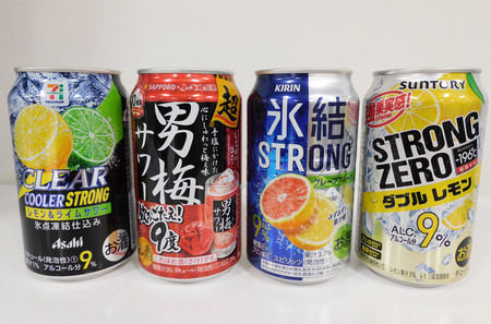 ビール大手各社の「ストロング系」缶酎ハイ＝１９日午後、東京都千代田区