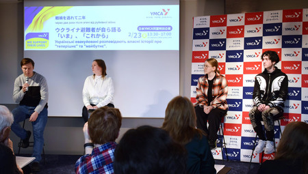 支援団体「日本ＹＭＣＡ同盟」が開催したシンポジウムで、自身の体験を語るウクライナからの避難者＝２３日午後、東京都新宿区