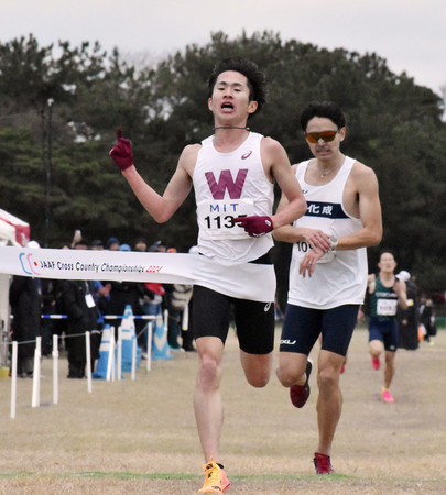 陸上の日本選手権クロスカントリー男子１０キロで優勝した山口智規（左）＝２５日、福岡・海の中道海浜公園