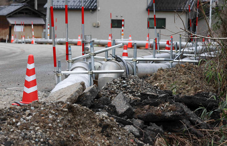 断水が続く石川県珠洲市で設置された仮設の送水管＝２２日
