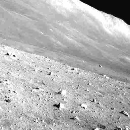 小型無人探査機「ＳＬＩＭ（スリム）」が、月での「越夜」後に撮影し、地上に送信した月面の写真（ＪＡＸＡ提供）