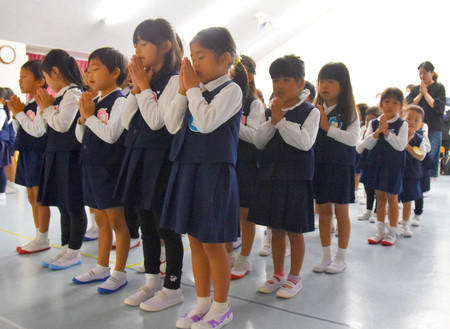 不発弾事故から５０年を前に、慰霊祭で犠牲者の冥福を祈る聖マタイ幼稚園の園児ら＝１日午前、沖縄県豊見城市