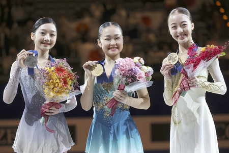 フィギュアスケートの世界ジュニア選手権女子で優勝した島田麻央（中央）。右は３位の上薗恋奈＝１日、台北（ＥＰＡ時事）