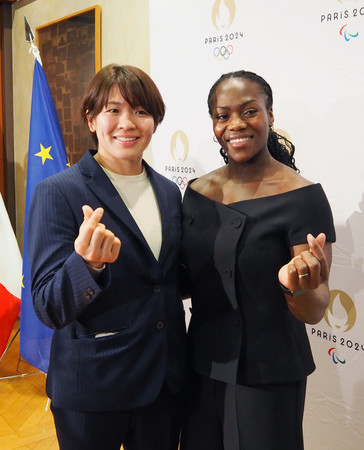 女性柔道家の交流イベントに出席した高市未来（左）とフランスのアグベニェヌ＝８日、東京都港区