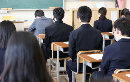 ２０２２年度全国学力・学習状況調査（全国学力テスト）に臨む生徒たち＝２０２２年４月、東京都内の中学校