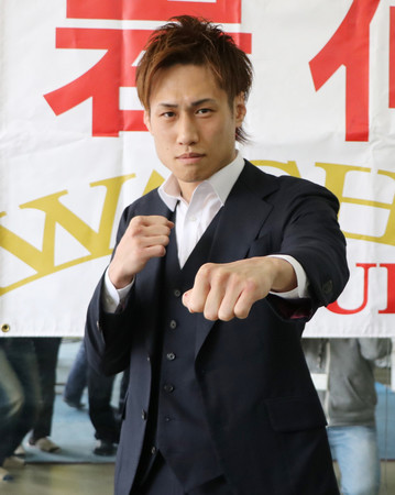 プロボクシング世界戦に向けた記者会見で、ポーズを取る石田匠＝２１日、大阪市