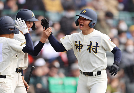 ３回裏神村学園無死、ソロ本塁打を放ち笑顔を見せる正林（右）＝２２日、甲子園