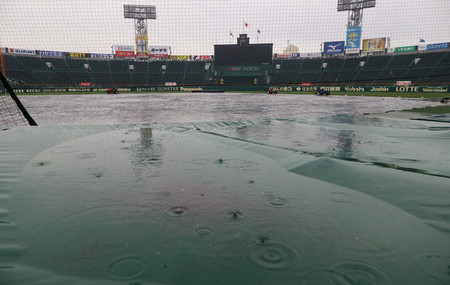 天候不良で試合が中止となった甲子園球場＝２３日、兵庫県西宮市