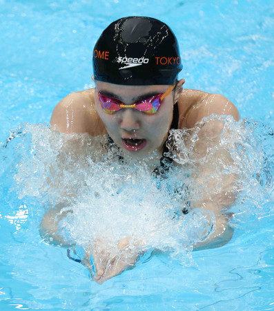 女子２００メートル個人メドレー決勝で力泳する松本信歩＝２４日、東京アクアティクスセンター