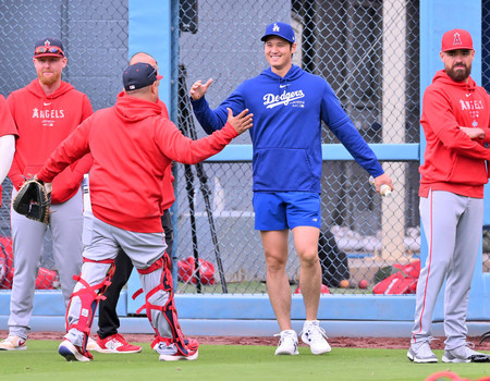 エンゼルスの選手たちと再会を喜ぶドジャースの大谷（中央）＝２４日、ロサンゼルス