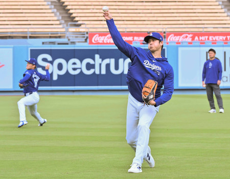 キャッチボールをするドジャースの大谷＝２５日、米ロサンゼルス