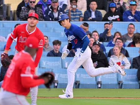 エンゼルスとのオープン戦の１回、内野ゴロに倒れたドジャースの大谷＝２５日、ロサンゼルス