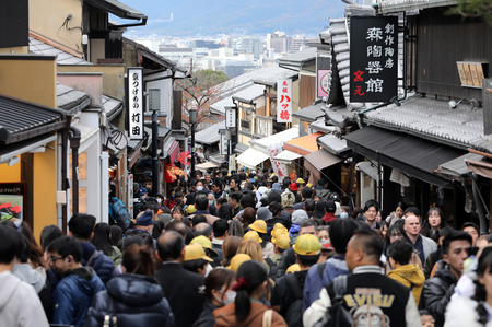 観光客らで混雑する清水寺への参道「清水坂」＝２０２３年１２月、京都市東山区