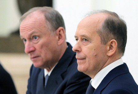 ロシアのパトルシェフ安全保障会議書記（左）とボルトニコフ連邦保安局（ＦＳＢ）長官＝２０１７年１２月、モスクワ（ＡＦＰ時事）