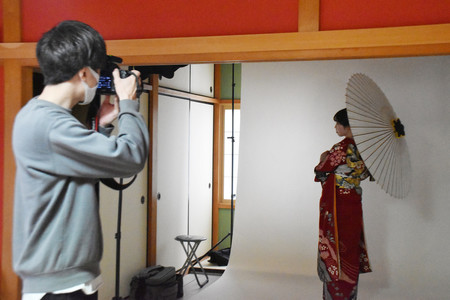 母親の振り袖を着て写真撮影に臨む新成人の女性＝２３日、金沢市