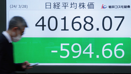 日経平均株価の終値を示すモニター＝２８日午後、東京都中央区