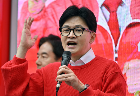 ２８日、ソウルで応援演説する韓国の与党「国民の力」トップの韓東勲・非常対策委員長（ＡＦＰ時事）