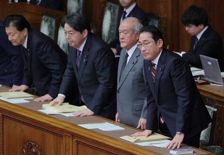 参院本会議で２０２４年度予算が可決、成立し、一礼する岸田文雄首相（右手前）ら＝２８日午後、国会内