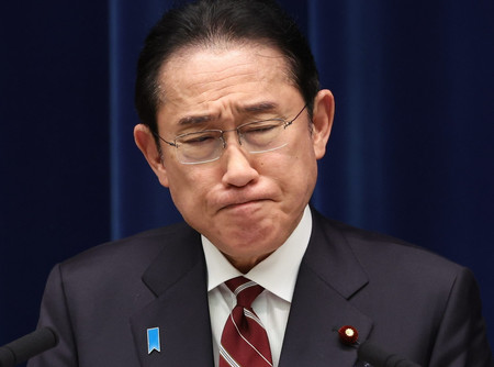 厳しい表情で記者の質問に答える岸田文雄首相＝２８日午後、首相官邸