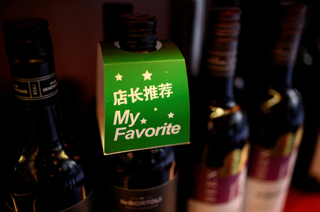 北京の販売店に並べられたオーストラリア産ワイン＝２０２０年１２月（ＡＦＰ時事）