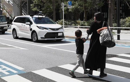 実証実験をする自動運転車（左から２台目）＝２０２３年３月、東京都港区