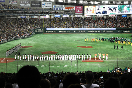今季公式戦の開幕前、整列する巨人と阪神の選手ら＝２９日、東京ドーム