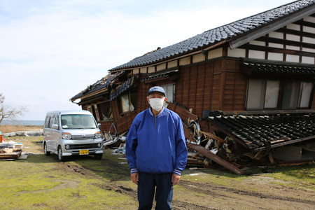 能登半島地震で父政則さんを亡くした横場松男さん＝２４日、石川県珠洲市