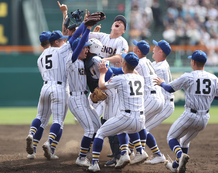 初優勝を果たし、喜ぶ健大高崎ナイン＝３１日、甲子園