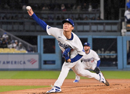 カージナルス戦で好投したドジャースの山本＝３０日、ロサンゼルス