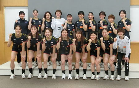 ハンドボールのパリ五輪女子世界最終予選に臨む日本代表チーム＝１日、東京都北区