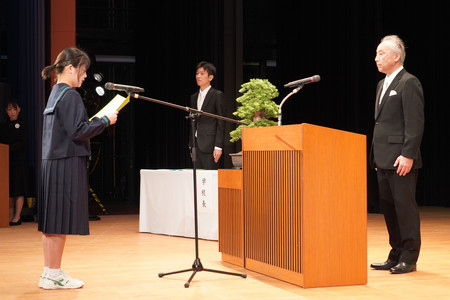 石川県珠洲市立緑丘中の入学式で、新入生を代表してあいさつする三沢琴葉さん＝５日午後、同市