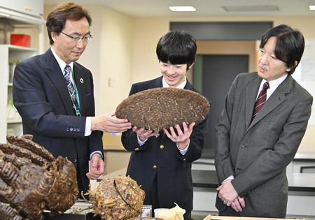 玉川大の昆虫科学実験室を視察される秋篠宮さまと長男悠仁さま＝６日午前、東京都町田市（代表撮影）