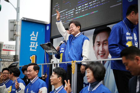 ８日、ソウルで行われた選挙集会で支持者に手を振る韓国最大野党「共に民主党」の李在明代表（ロイター時事）