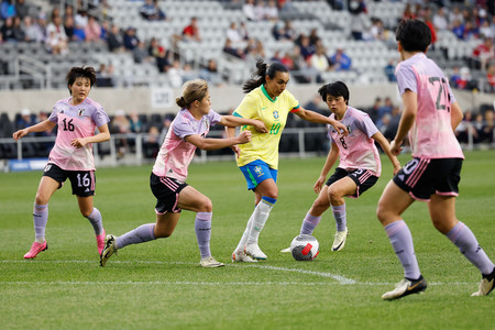 ブラジルの選手と競り合う日本の上野（右から２人目）ら＝９日、米オハイオ州コロンバス（ＡＦＰ時事）