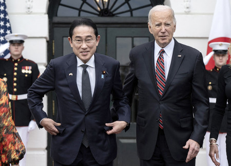 日米首脳会談を翌日に控えた非公式夕食会に先立ち、写真撮影に応じる岸田文雄首相（左）とバイデン大統領＝９日、米ワシントンのホワイトハウス（ＡＦＰ時事）
