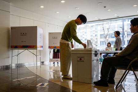 １０日、ソウルで韓国総選挙の投票を行う有権者（ＡＦＰ時事）