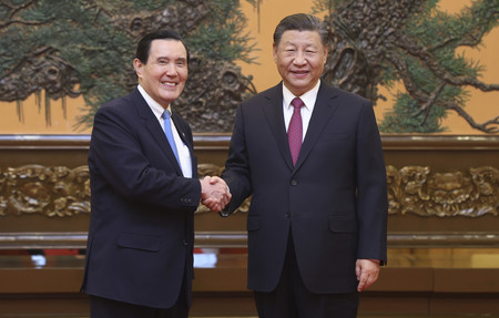 １０日、北京の人民大会堂で握手する中国の習近平国家主席（右）と台湾最大野党・国民党の馬英九前総統（ＥＰＡ時事）