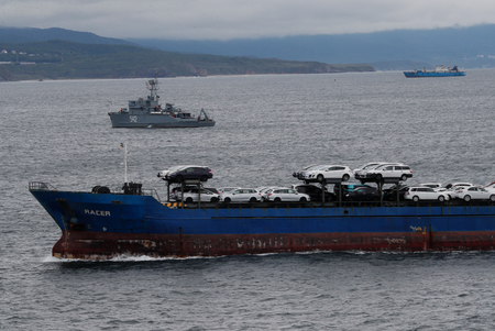 ロシアに向け、日本製の中古車を運ぶ輸送船＝２０２２年９月、ウラジオストク港（ＥＰＡ時事）