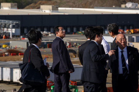トヨタ自動車が建設中の車載用電池工場を視察する岸田文雄首相（左から２人目）＝１２日、米ノースカロライナ州（ＡＦＰ時事）
