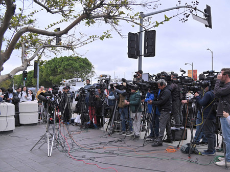 裁判所前に集まった報道陣＝１２日、米カリフォルニア州ロサンゼルス