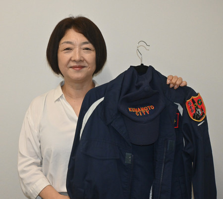 ボランティアセンター運営時に着用していた水防服を持つ中川奈穂子さん＝４日、熊本市