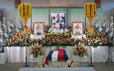 大相撲で史上初の外国出身横綱となった曙太郎さんの葬儀で設けられた祭壇＝１４日、東京都内