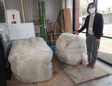 愛知県東浦町がフリマアプリに出品する巨大岩塩。右端は同町教育委員会の楠美代子・文化財係長＝４日、同町