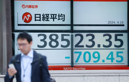 下落した日経平均株価を示すモニター＝１６日午前、東京都中央区