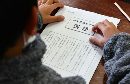 ２０２３年度の全国学力・学習状況調査（全国学力テスト）で児童に配られた国語の問題用紙＝２０２３年４月、東京都内の小学校