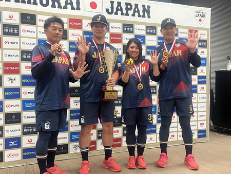 ベースボール５のアジアカップで優勝し、記者会見した六角彩子選手（左から３人目）ら＝１７日、東京都港区
