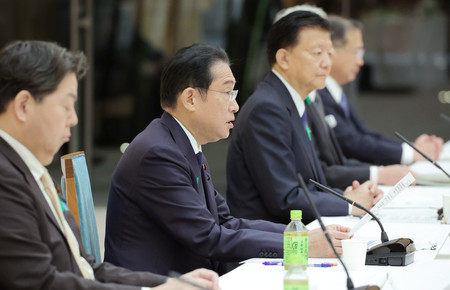 新しい資本主義実現会議で発言する岸田文雄首相（左から２人目）＝１７日午後、首相官邸