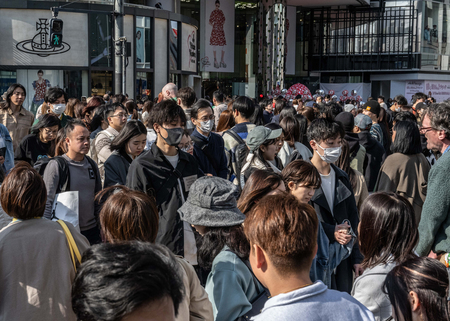 訪日外国人など多くの人が行き交う東京・表参道＝３月１７日、東京都内（ＡＦＰ時事）