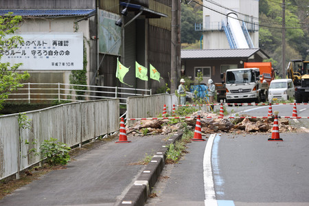 地震による落石で通行止めとなった国道＝１８日午前、愛媛県大洲市